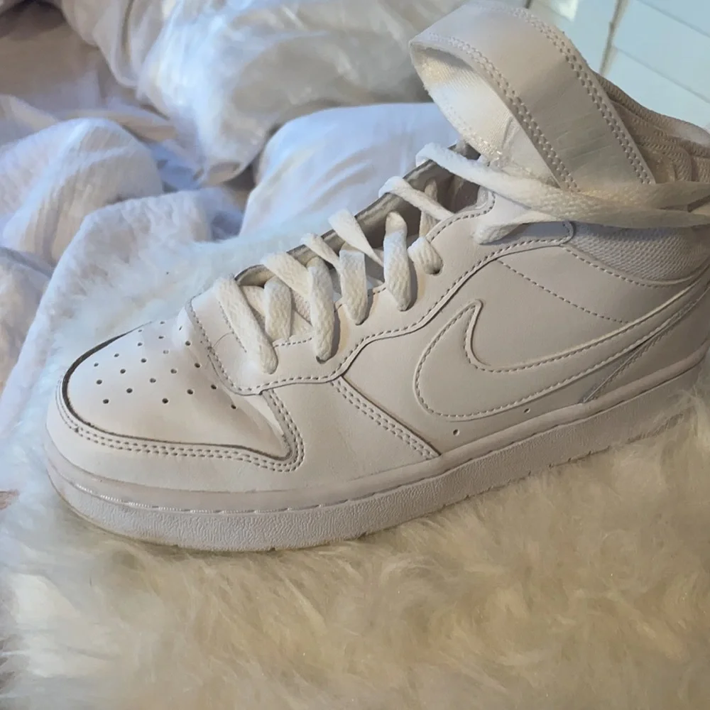 Boys nike high top airforce 1’s - Picture 2 of 7
